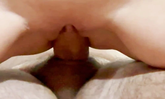 O büyük, sert yarağın üstüne binmek bana zevk orgazmı hissettiriyor ve sert klitorisime dokunduğumda sıkı amcığım ıslanıyor