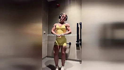 Первый хардкорный фистинг 18-летней культуристки