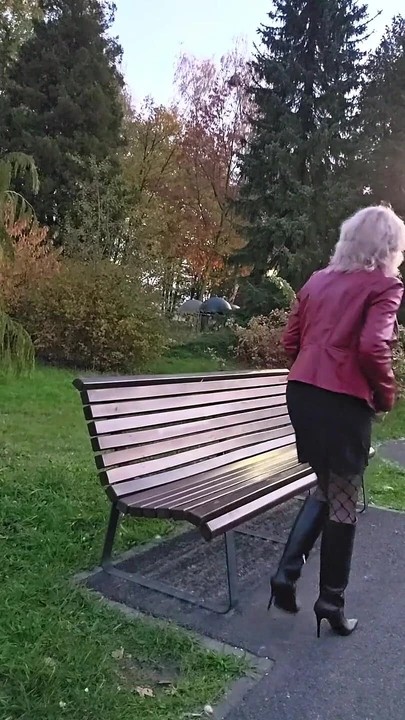 Kırmızı deri ceket ve siyah deri çizmeler