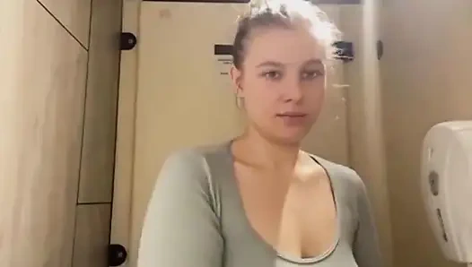 Aşırı halka açık mastürbasyon. Anal tıkaç. Derinden. Halkın içine boşal. Kameraya otur