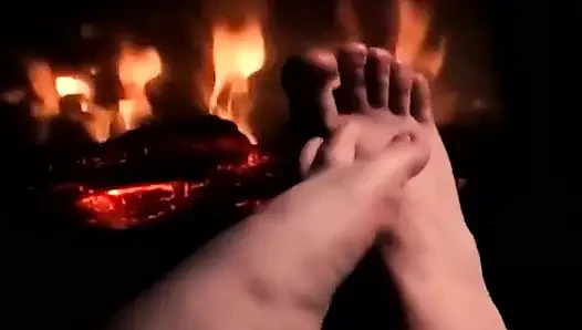 Ayaklarımı ateşte ısıtıyor, böylece yarağın ve taşakların için ısınıyor ve terliyorlar