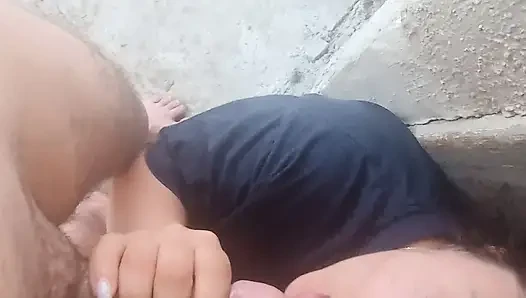 Sabahın erken saatlerinde kahve içiyorum, sigara içiyorum, emip yutuyorum