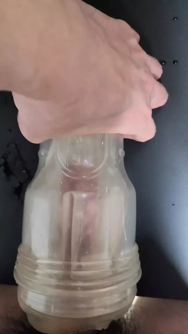 Мастурбация корейского большого члена с камшотом