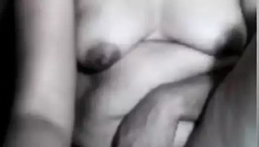 66. Pinay orta yaşlı seksi kadın bir adamın kamerada boşalmasını sağlıyor