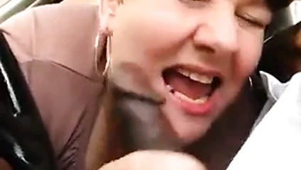 chubby olgun verir oral seks için genç siyah üzerinde araba