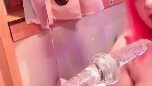 Sevimli iri güzel kız arkadaş erkek arkadaşına tek başına oral seks videosu gönderiyor