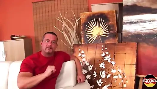 Yaşlı sarışın bayan iyi bir sikişin tadını çıkarıyor