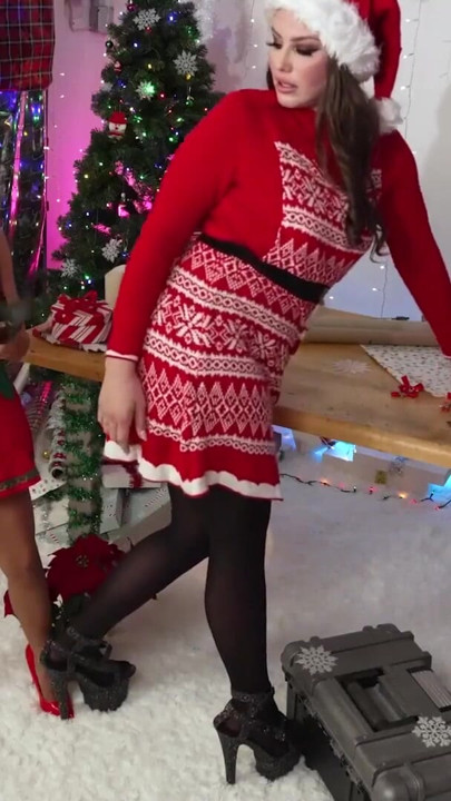 Bayan Claus seks oyuncağı fabrika çalışma alanında yaratıcı elfin parıltısına sürpriz yapıyor - lezbiyen noel | Klip 1