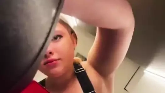 Soyunma odasında mastürbasyon