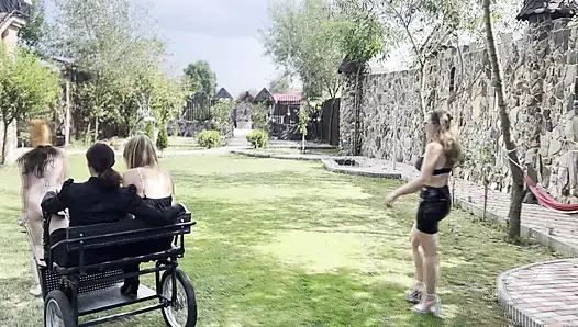 Midilli kız kırbaçlanıyor, sağılıyor ve sert yaralanıyor - aşırı lezbiyen midilli eğitimi