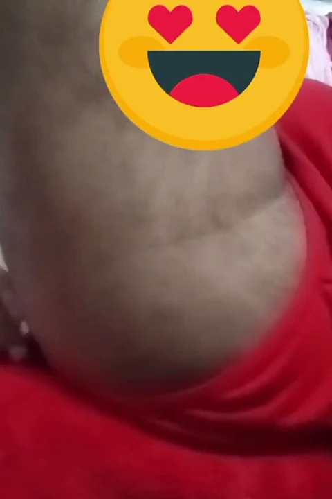 Hintli eşcinsel travesti gaurisissy büyük göğüslerine bastırıyor ve kırmızı balayında iç çamaşırlı sert bdsm sekste götünü parmaklıyor