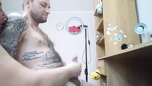 Beni mastürbasyon yaparken yakaladı ve boşalmama yardım etti