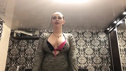 Güçlü egzersiz ve kaslara tapma! Seksi vücut kıyafeti içinde motivasyon ve hakimiyet!