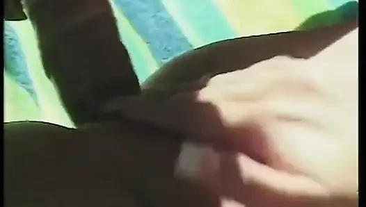 İri göğüslü sarışın kız havuz başında erkek arkadaşının yarağını alıyor ve yüzüne boşalıyor