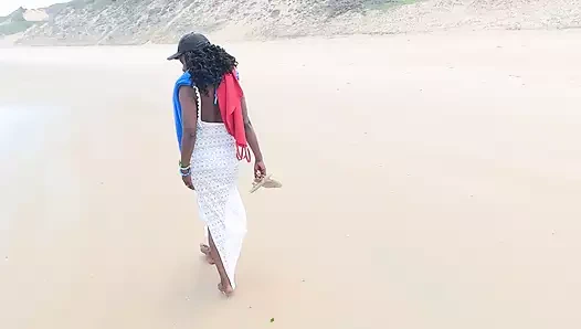 Siyah orta yaşlı seksi kadın plajda tavlanıyor