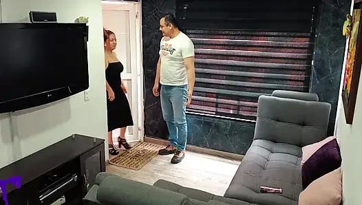 Orta yaşlı seksi kadın azgın komşu kocası uzaktayken beni baştan çıkarıyor ve göğüslerine dölle kaplanıyor