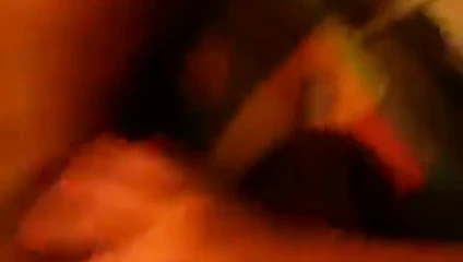 Beyaz adam büyük siyah götüne boşalıyor