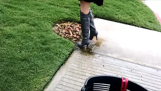 Su birikintileri sıçrayan seksi otk botları!