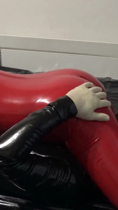 Kırmızı lateks catsuitli ateşli orta yaşlı seksi kadın onu sert bir sakso ve büyük boşalma yapıyor