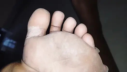 Sevimli ateşli kız 18+ tüm varlıklarınız karşılığında temiz yalamak için pis ayaklarıyla sizi kutsar.