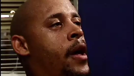 Öğrenci, öğretmeninin çalışma masasında rahatlamasına yardımcı olur.