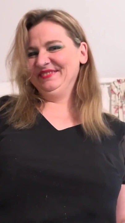 Сногсшибательный момент из "Британская зрелая Neelala мастурбирует в ее красных чулках для тебя"