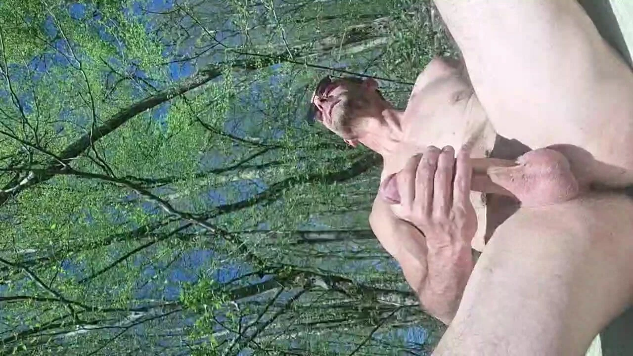 Ormanın ortasında çıplak