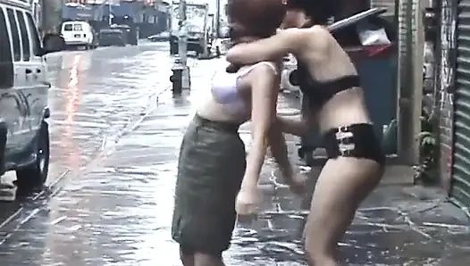 Azgın dominatrix hatunlar meme uçlarını kenetlerken büyük memeli sürtüğü buluyor - (videoda müzikten başka ses yok)
