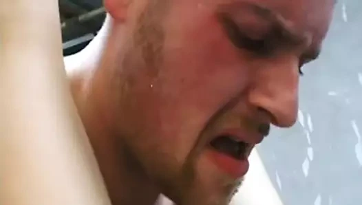 Mor satenli kız sert bir şekilde eğlenirken yatıyor