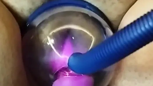 Amcığımı orgazma pompalıyorum