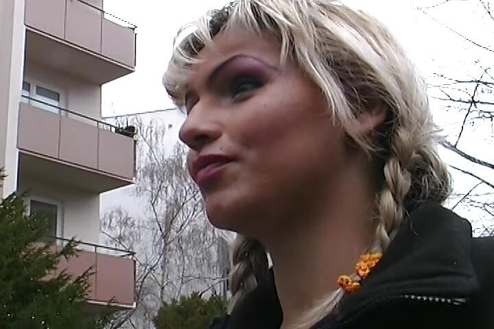 Birbirlerinin pussies üzerinde hoş iki harika görünümlü Alman babes
