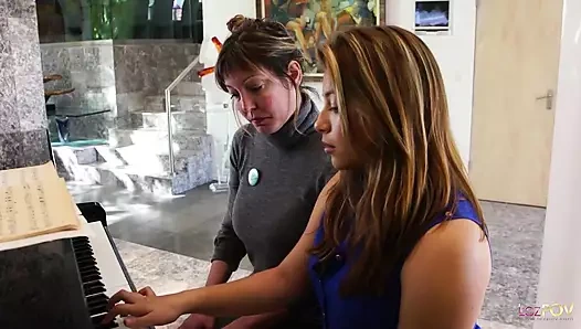 Lezbiyen ve ona öğretmen ile büyük doğal memeler şerit onların