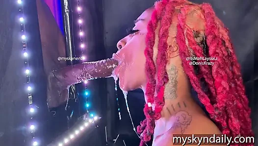 Gırtlağına kadar büyük zenci yarağı alıyor