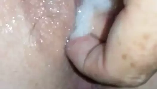 Kremalı turta dildoyla sikiliyor