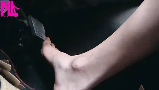 Çılgın çıplak ayaklı pedal yüksek yolda pompalıyor