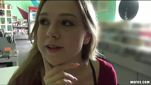 Kirli sarışın sürpriz oyuncaklar ona sulu kedi için orgazm