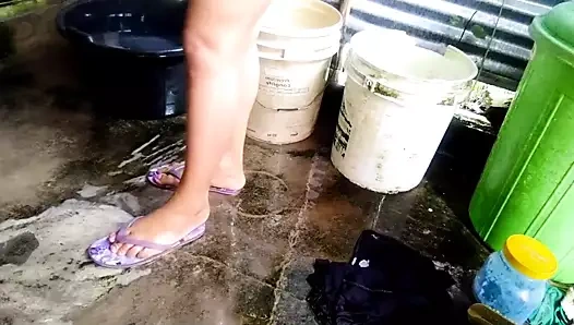 Desi Hint ev hanımı alır bir banyo