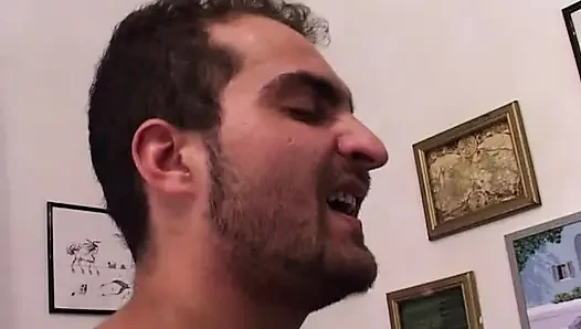 Olgun esmer vahşi kanepede götünü ve yarağını yutuyor