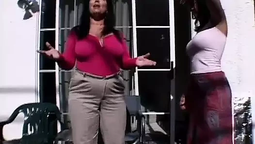 Büyük dildo ile açık havada lezbiyen eylemi