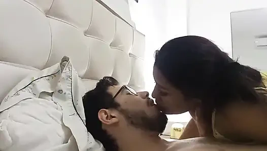 New York'lu ateşli 18 yaşındaki üvey kız kardeşim televizyon izlerken yatağıma giriyor