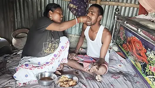 Desi pados ke bhabhi ke sath pani puri khaya in fucking sex