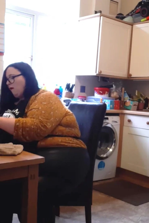İri güzel kadın ssbbw fantezi yeme ve vücut büyümesi