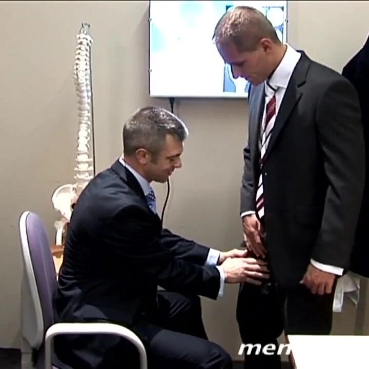 Dr. Richard Jason'ı muayene ediyor
