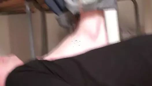 Kibirli uzun boylu genç dominatrix zevk almak trample bobby