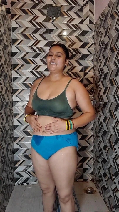 Hintli kadın banyo sahnesi