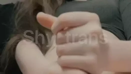 Trans kız okşayarak!