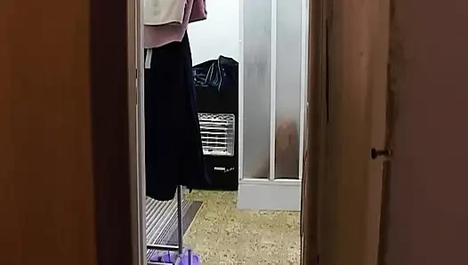 Hatun soyunuyor ve kapıdan eğiliyor