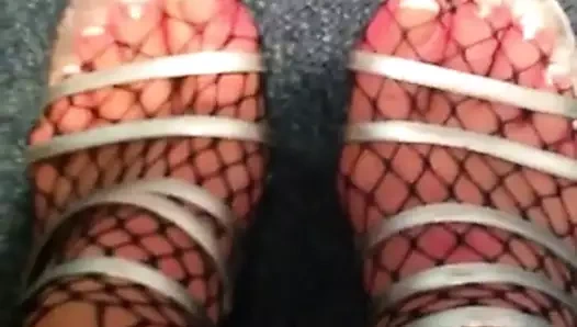 Seksi yüksek topuklu ve file çoraplı ayaklar