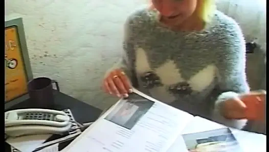 Arkadaşlarıyla ve sıska sarışınla biseksüel seks partisi