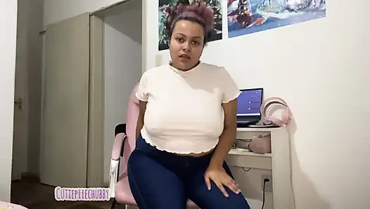 Üvey anne üvey oğlunu boşaltmak için sandalyede osuruyor